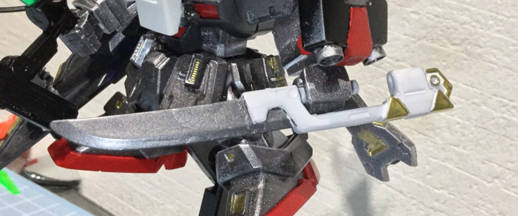 *サヤナシ*:ラグが月で発掘したレアメタルを日本の技法で製作した刀。レアメタルの成分がビームコーティングと似ているため、*ビーム兵器を『斬る』ことが可能。*また切れ味も良く、刀を納める鞘さえも切ってしまう事から『サヤナシ』と名付けられた。