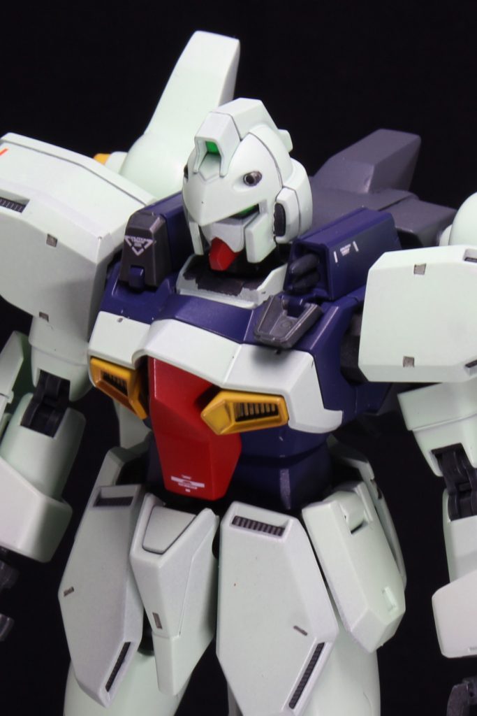ヘッドは前後で合わせ目が出たので段落ちになるようにスジボリ追加しました。トサカと側面のダクト部分のディテールと合わさっていい感じになったんじゃないでしょうか。
マルチミサイルランチャーとビームサーベルのウェポンラックはもちろん開閉できます。武器庫なのでここはメッセージ多いだろうとデカールを多めに貼りました。
胴体のカラーパターンが変わるだけでイメージが全く変わりますね、個人的に胸ダクトが黄色になるだけで雰囲気変わるなと思いました。
胸ダクトの黄色は浮きすぎないよう彩度は少し抑えています。
