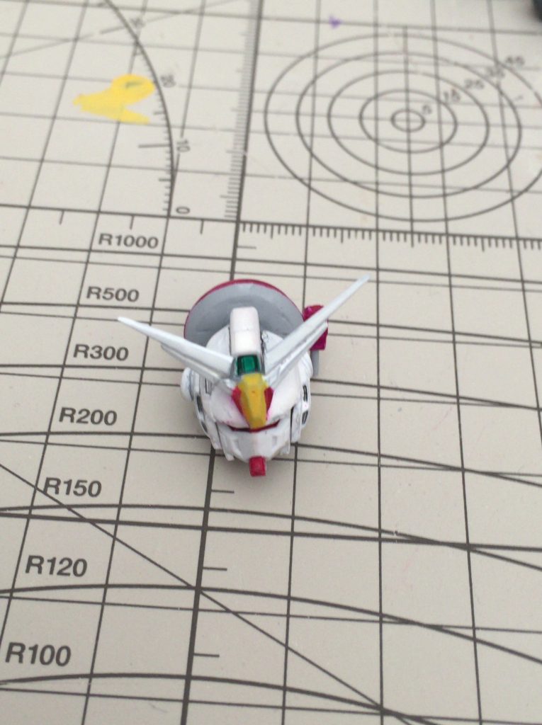 頭はエクストリームガンダムをベースにサイドをOガンダムのヘッドパーツを使用してパテで丸くしました。
V字アンテナはケストレルとビルダーズパーツを使用して作りました。