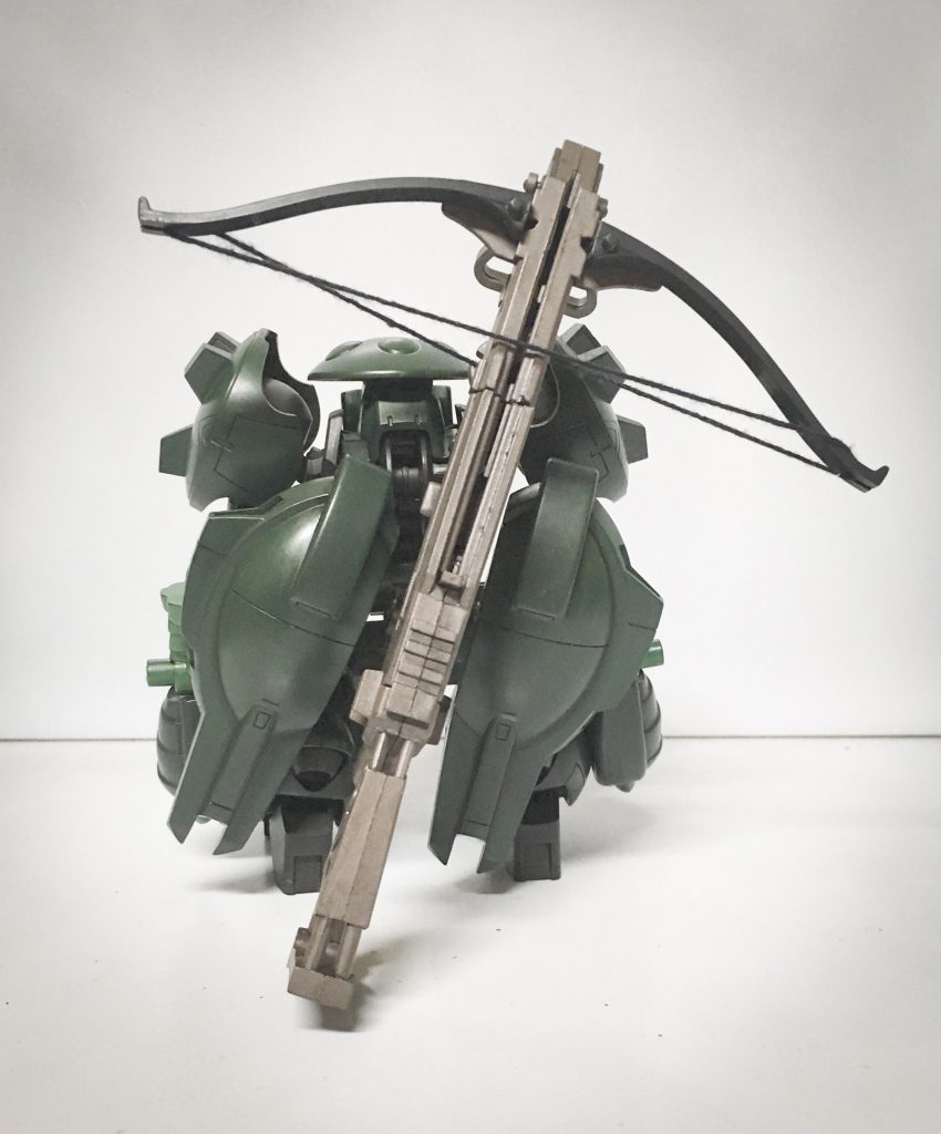 弩砲 サジタリアス
魔操兵の操る魔法を参考に開発された矢の代わりに杖を撃ち出す特殊な弩砲
矢に用いられる杖は高品質なミスライトを使用し、そこに大量のルーンを書き込んだ物
これを弩砲に仕込まれた風のルーンとコウホの背に貯蓄された液体エーテルのエネルギーを使って射出する
その威力は弩砲としては破格、魔操兵の砲撃にも迫るものではあるがコストが高く弾数を用意する事が極端に難しい