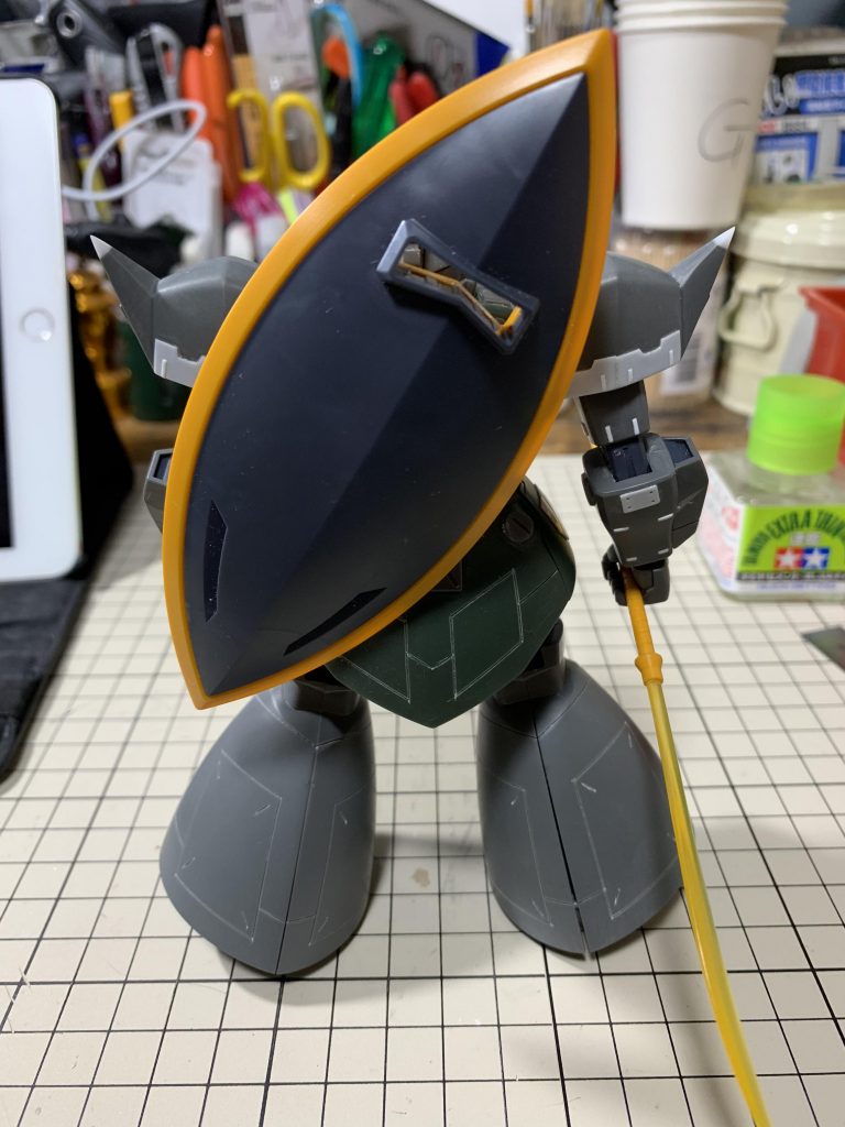 気になる合わせ目は消してプラ板でディテールアップを行い、スジボリで塗り分け部分を分割しました。