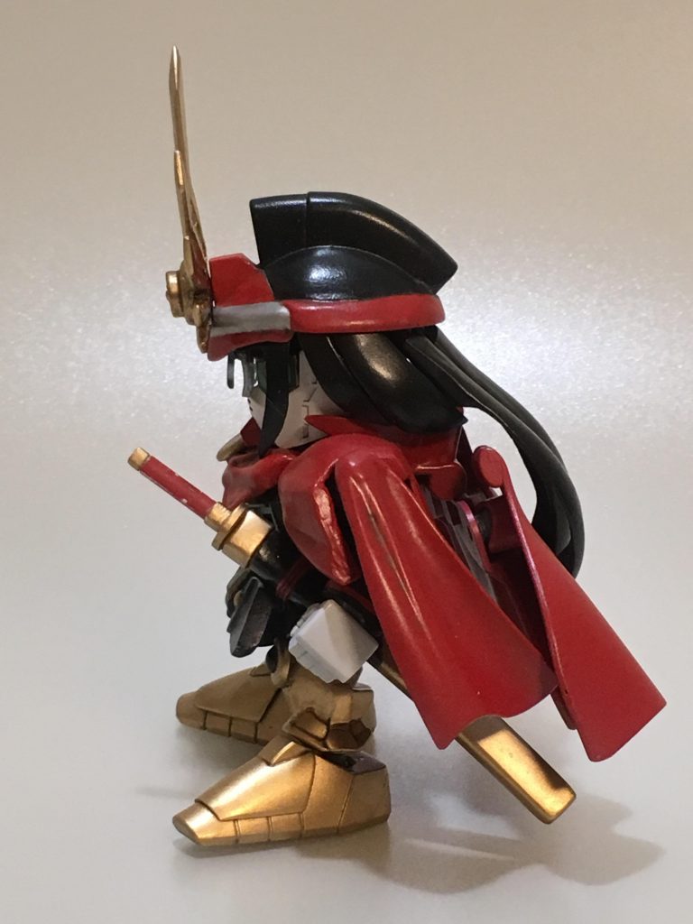 側面から
背中、肩のマントが可動します