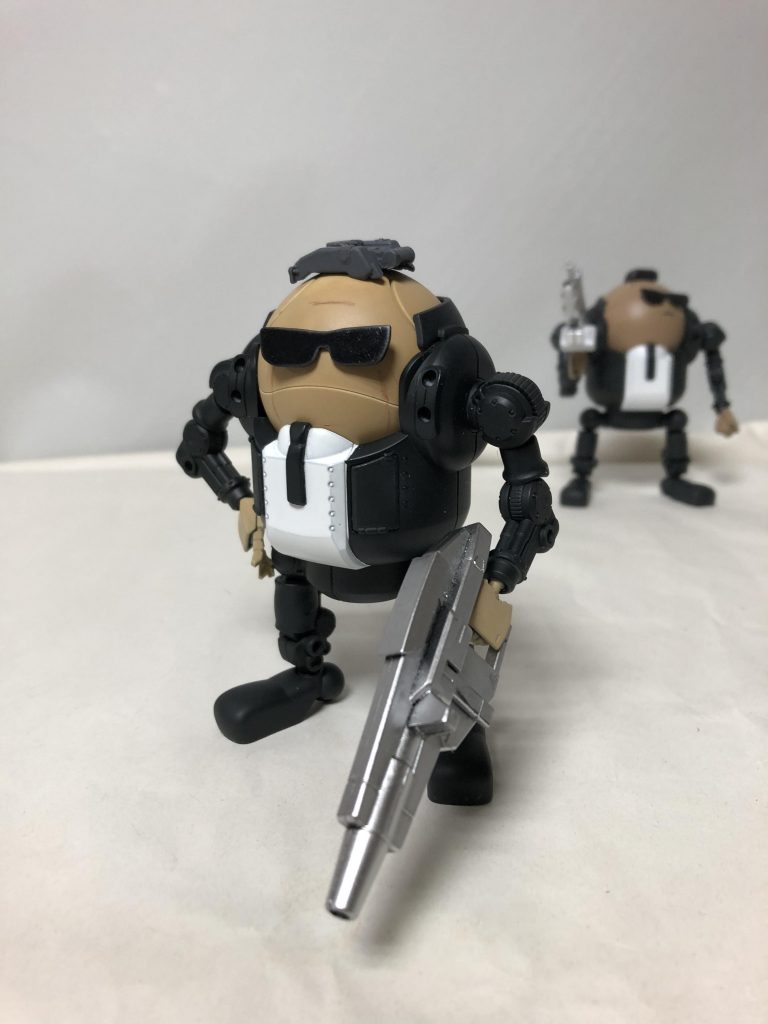 伝説のエージェント、K
ちょっと初老感を出すためシワを描き込んでます。
モビルハロのデザインを見た時、首元のディテールがネクタイに見えた所から思い付きました。