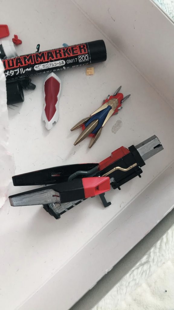 ドラゴニックキャノンの製作途中状態。
キャンペーンウェポンのビームバズーカに
先程余ったオービタルのサイドアーマーを
3ミリ軸を使って移植。ドラゴンボーンの
籠手を挟み込むように砲門に移植した。
個人的には今まで作った中でも一番印象的な武器