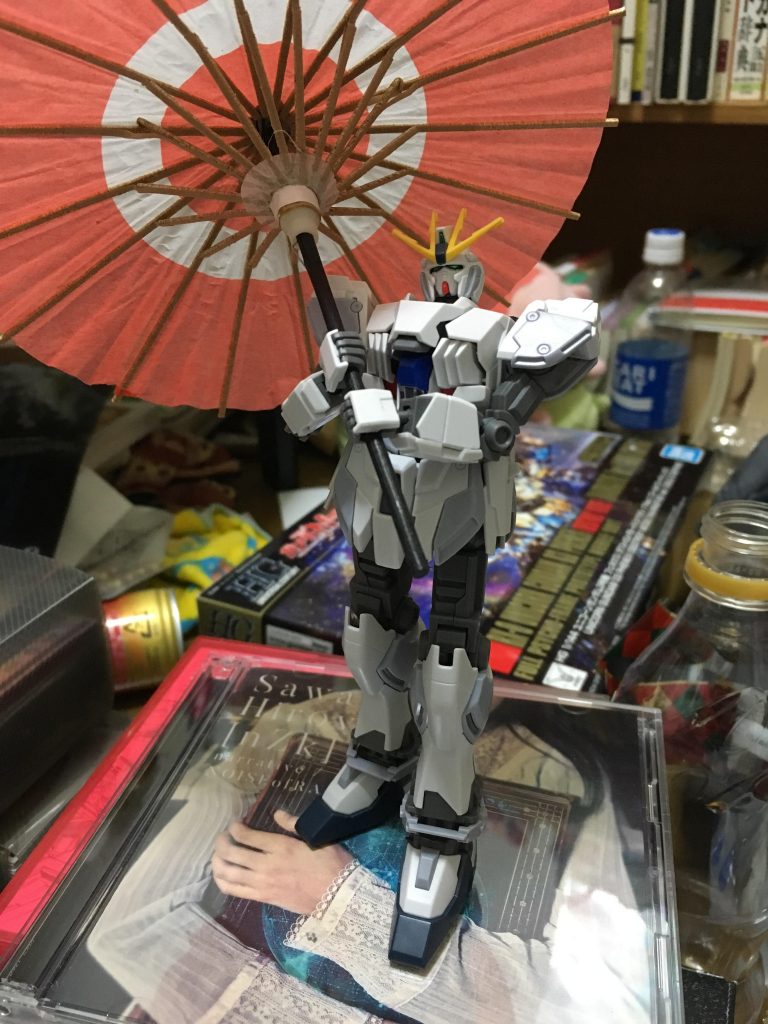 友人宅を会場にガンプラクリスマス会と称して彼らを組むことに…
まずはナラティブくん
昼頃から始めて本体完成したのは午前2時でした…
しかし脚長くてモデルさんみたいだねえ