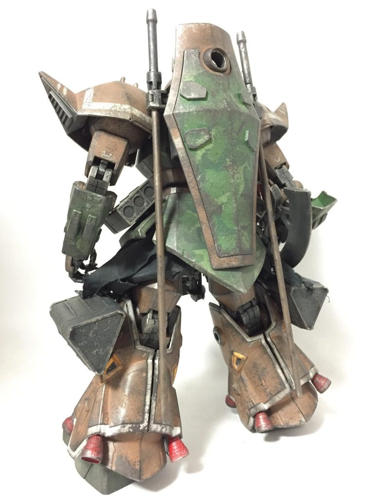 無駄にシールドが背中に装備出来るようになってます。