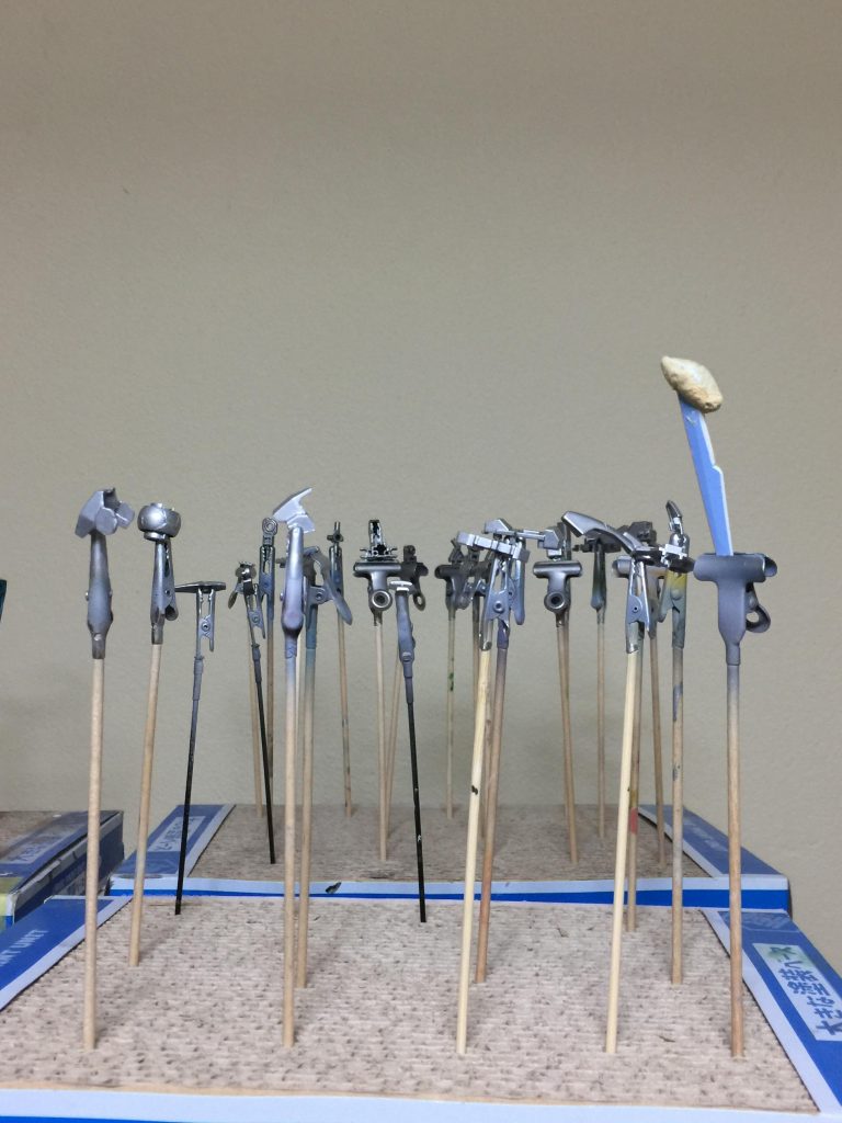 ガンダム・ガイバーⅠ 
クレオス サーフェイサー グレーを
吹き クレオス シルバーで塗装しました。
