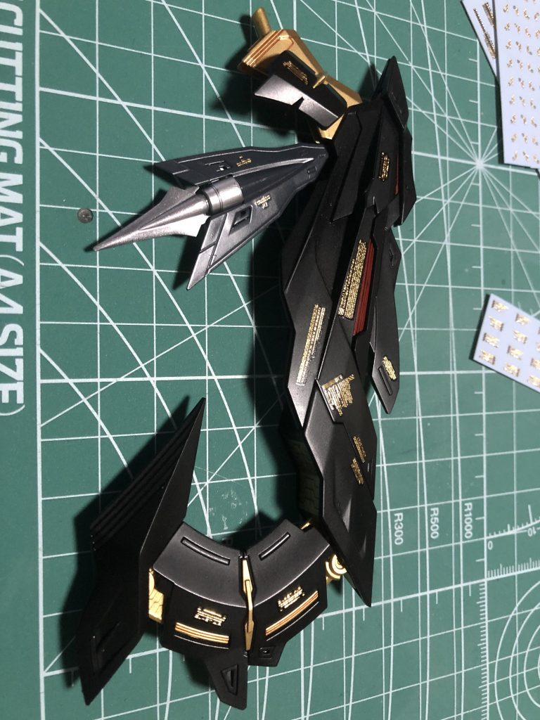 デカールはほぼほぼガイアノーツの金色を使用。ちょっと貼りすぎましたね笑