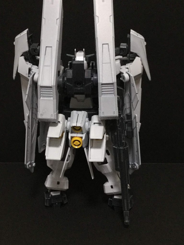 後ろから
ミサイルポッドはアリオスから
腰のスラスターはサバーニャのものにデュナメスのものを加えました。