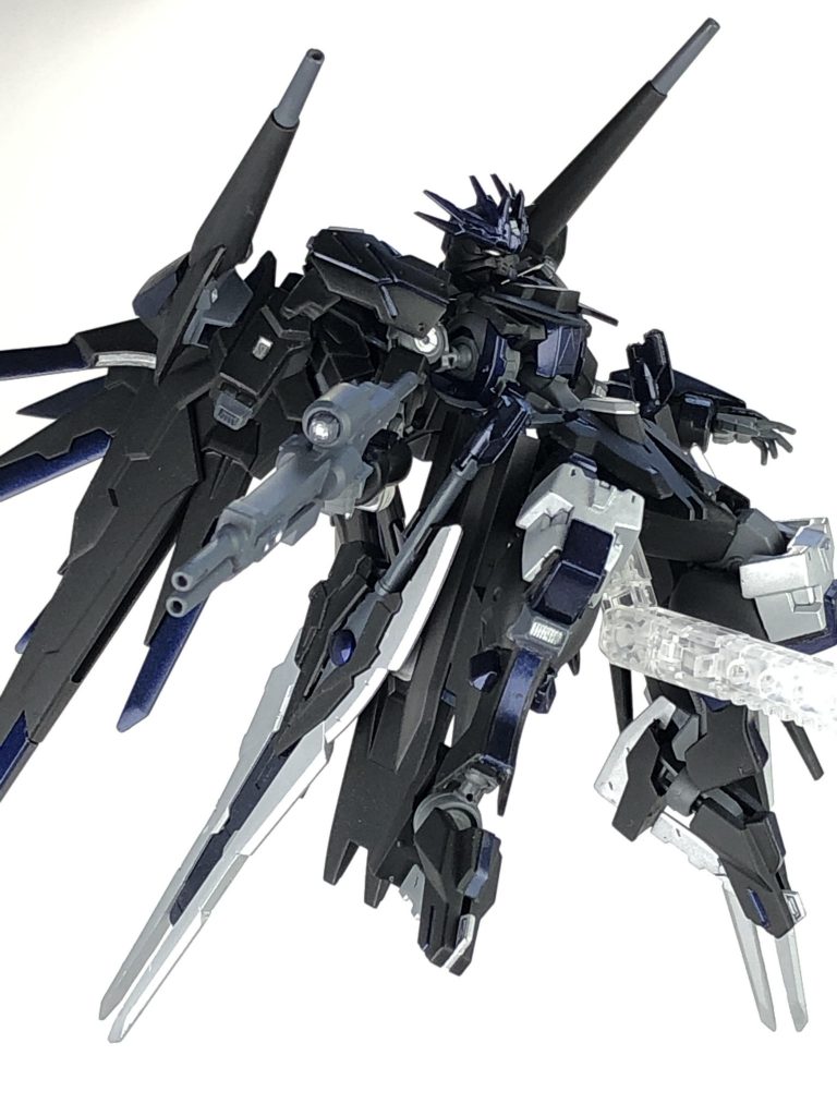 背部ビームライフル。スクランブルガンダムの腕を移植し、手の部分をバーニアに変えました。バーニアの向きを変えずに様々な方向にビーム砲を向けれます。