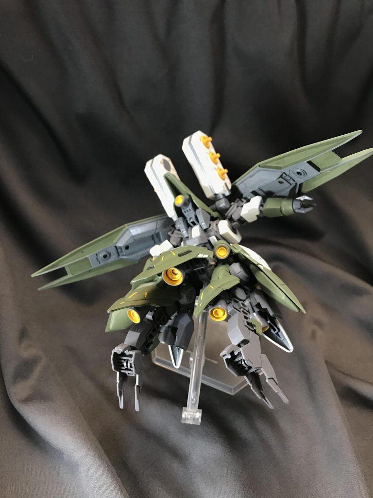 脚部各関節は健在ですが、パーツ干渉だらけでほぼ動きません。