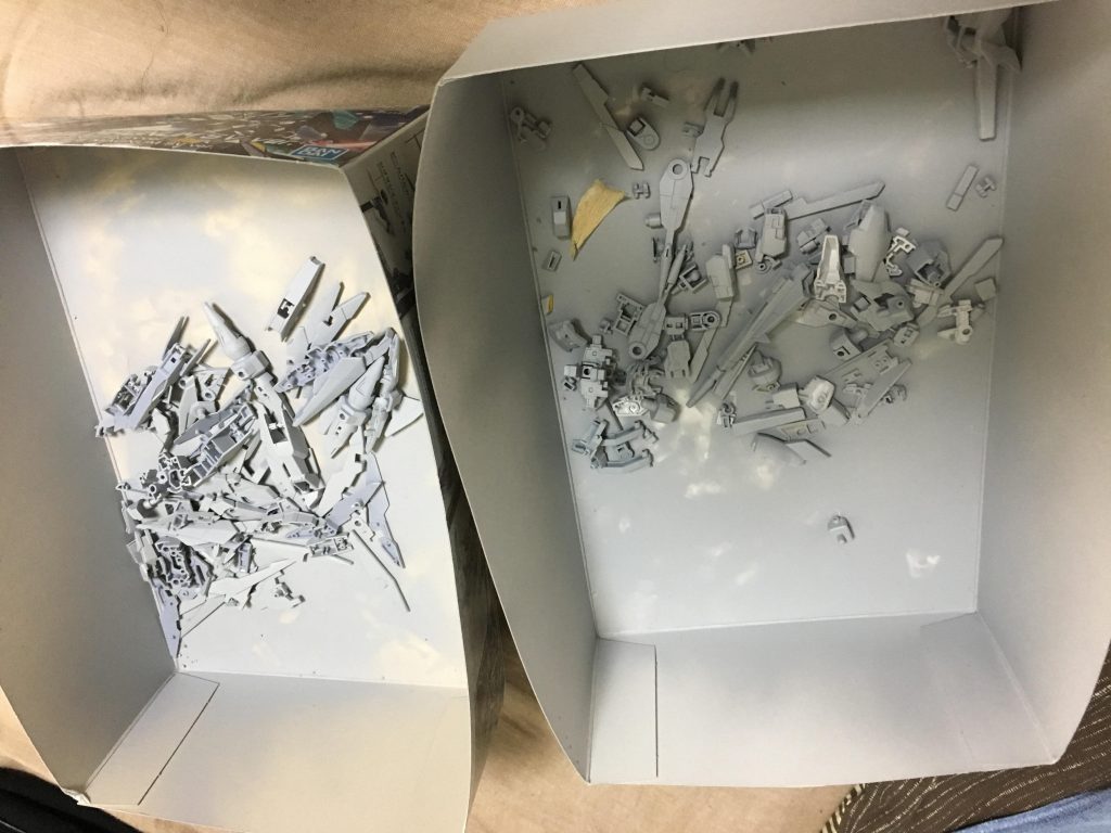 サフ。元々薄いグレーのパーツが多かったですが。