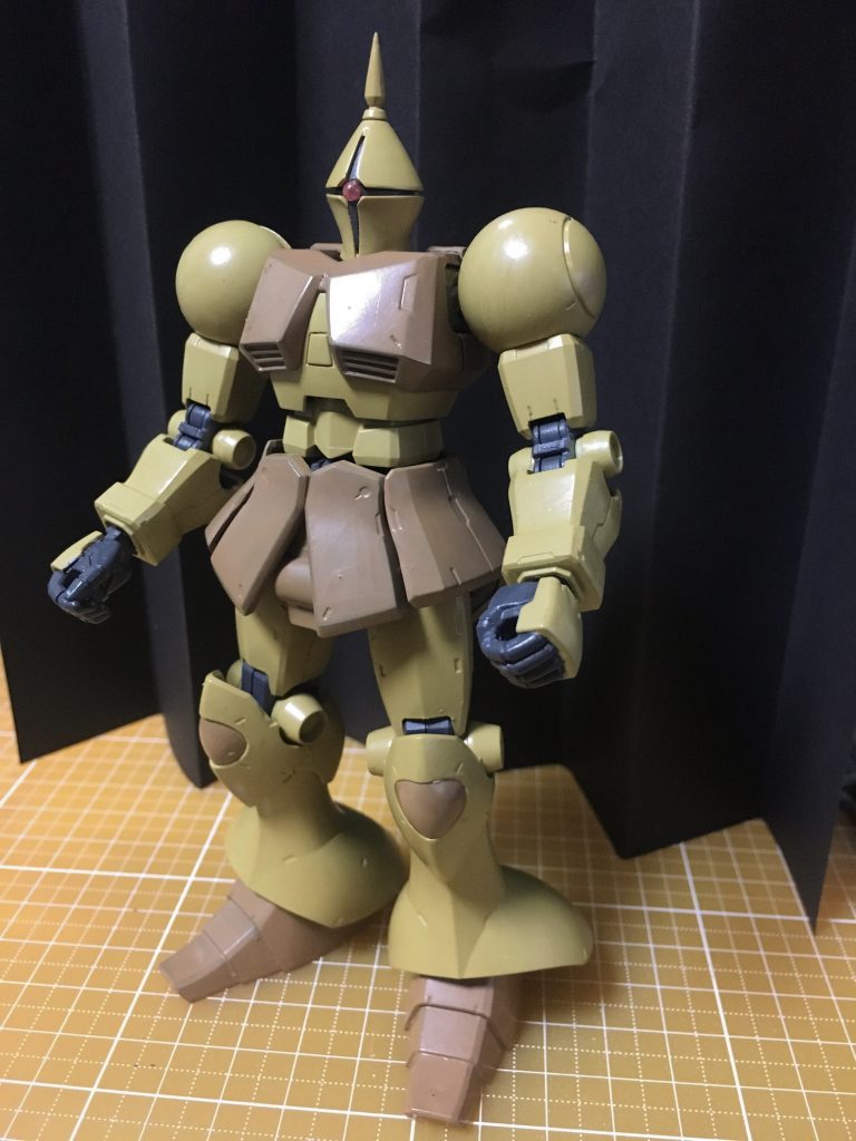 ベース塗装が完了した状態。
頭部はアンテナのシャープ化と、モノアイ部分の隙間が気になったので広げました。