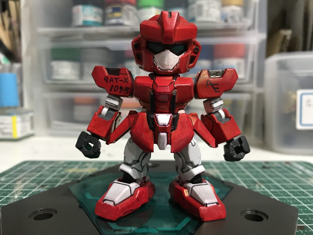 EXスタンダードのストライクをベースに肩と足首を同シリーズのOOを使ってミキシングしました後はアンテナを削り口元と胸と腰をパテで埋めて