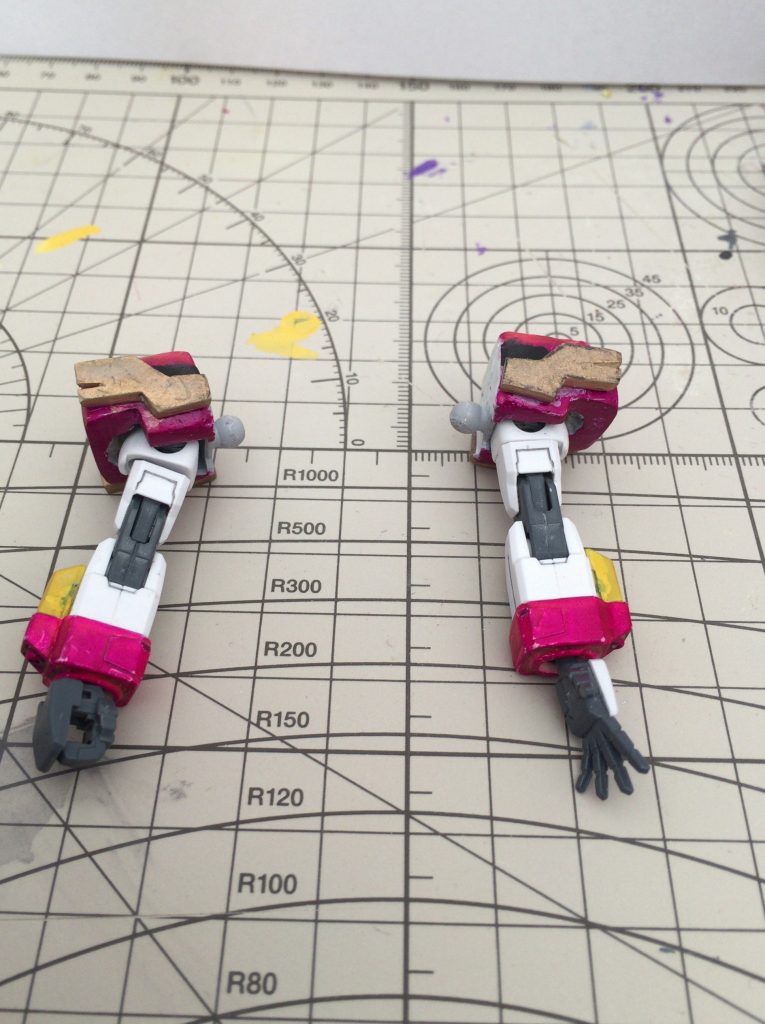 肩はダブルオーダイバーの肩をベースにパテを使用して、四角い形に仕上げました。
紋章みたいなのは、パテを平らにして、デザインナイフで切り取りました。