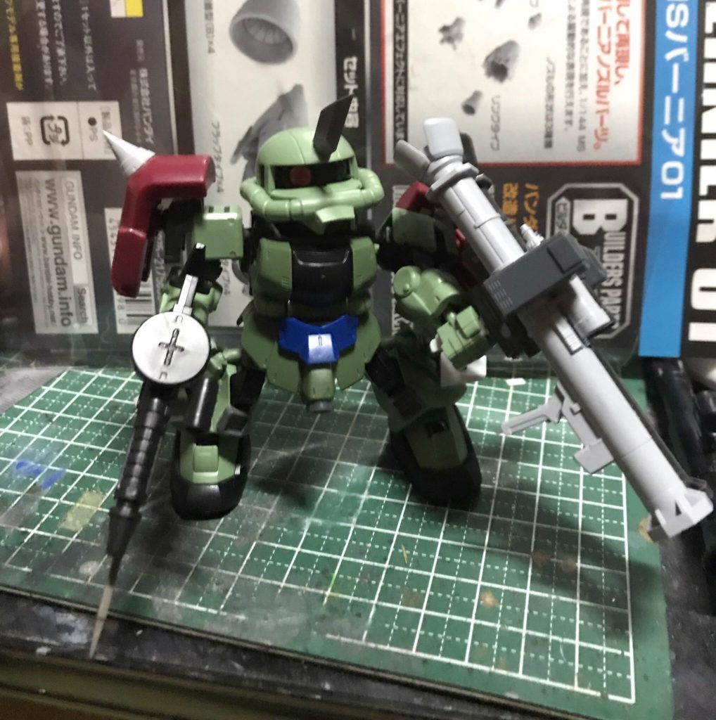 フル装備。
最初は、肩アーマーに直接シールドを付けたんですが、それだと頭部に当たってしまうので、間にジャンクパーツを挟んで隙間を作りました。