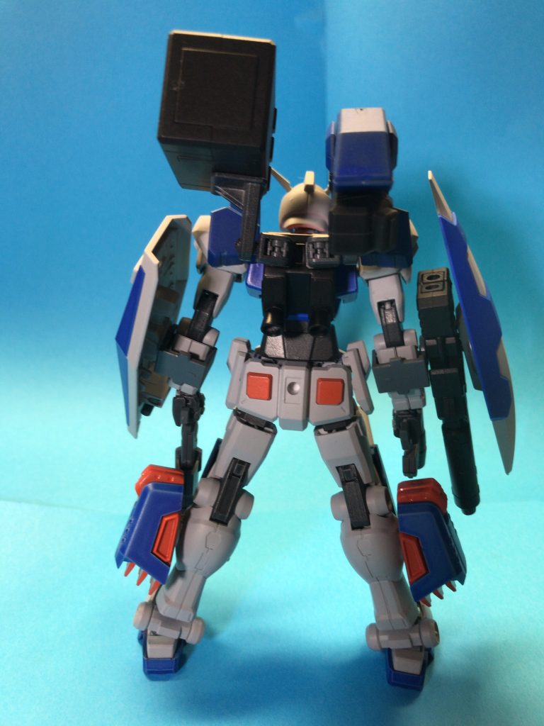 バック。配色は悩みましたが、私が青ベースに黄色のアクセントというカラーリングが大好きだったのと、青いフルアーマーガンダムの色も好きなためこうなりました。ちょっと水中型みも出ましたね…。