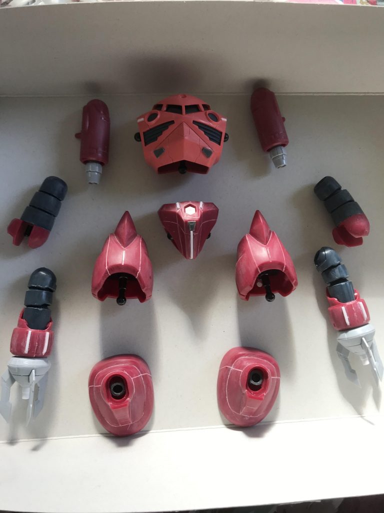 全身にスジボリやプラ板でディテールアップを行いました。