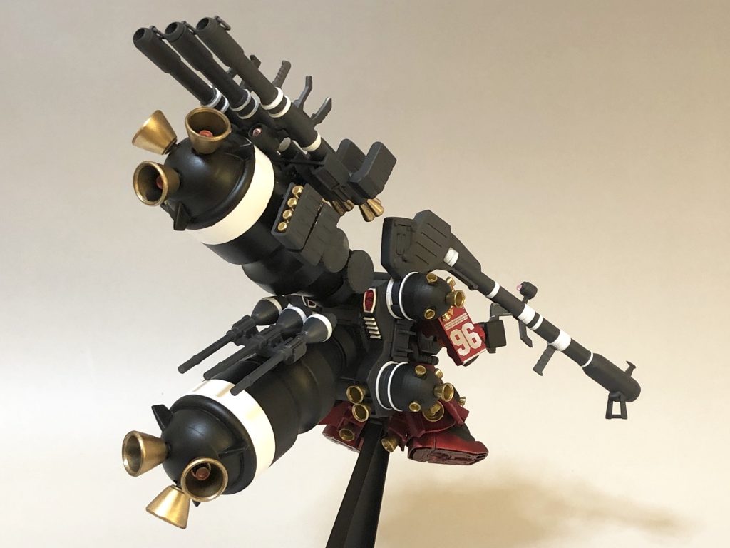 バックパックは基本HGパーツですが、
プロペラントタンクはヤクルトの空容器を使用!
デカ過ぎてハッタリ十分!!