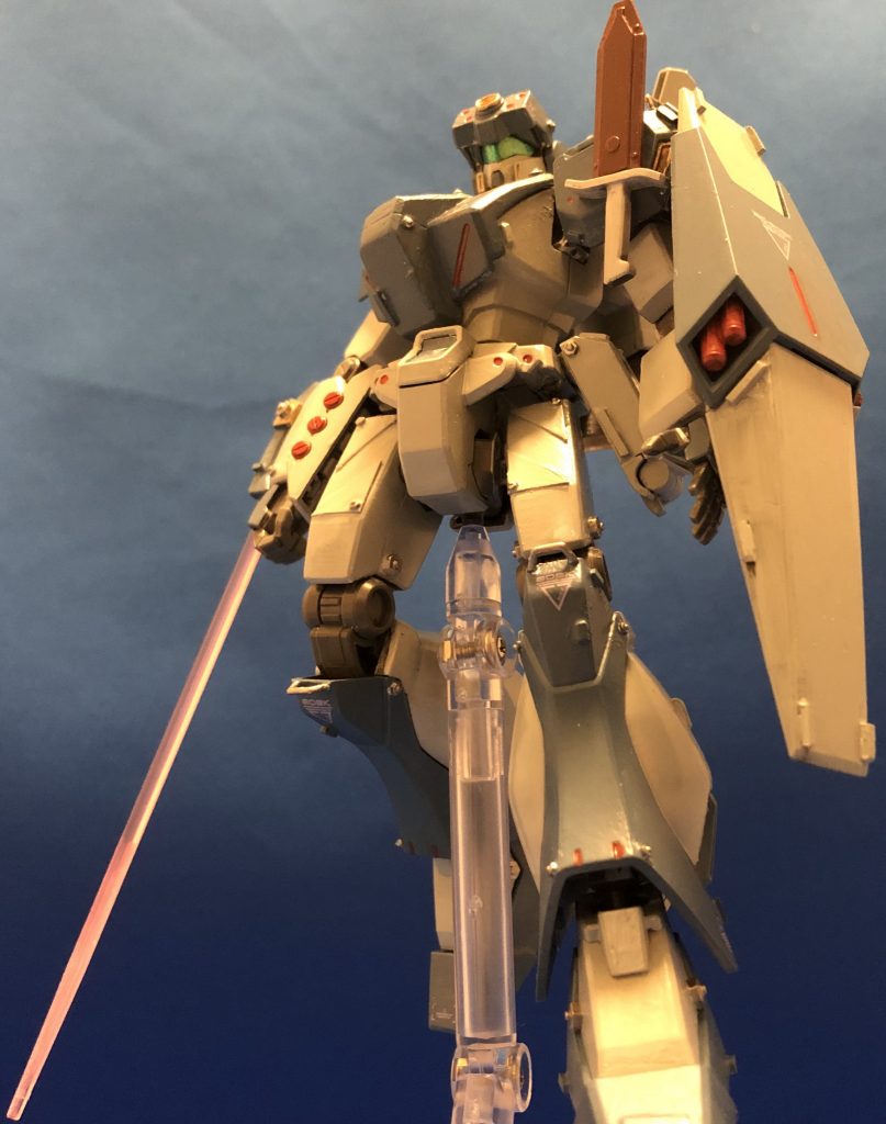 近接用ナイフと虎の子のビームサーベル。
被害は少なくスマートに