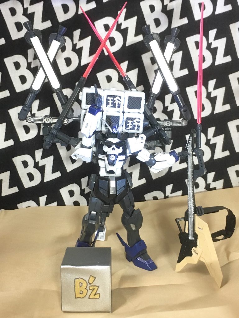 リフレクターとガンソードを展開するとXの文字が⁉︎
2013年のENDLESS SUMMERの冒頭演出の再現です。
去年B'z結成が30周年なのでXは3個、更に今は31周年目に突入してるのでビームサーベルで1本追加してます。