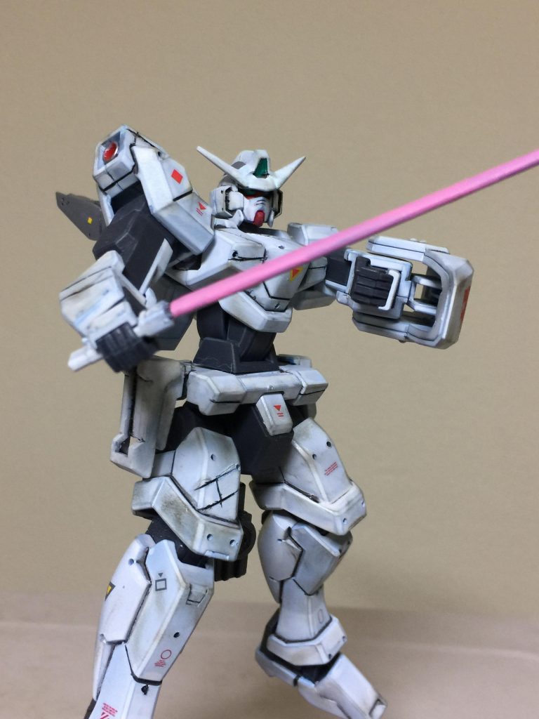 ガンダムAGE・ウルフ ビームサーベルを
構える アピールショット!
一応 ジェノアスカスタムには
ビームサーベルは 付属してましたが
シールドには 装備しませんでした。