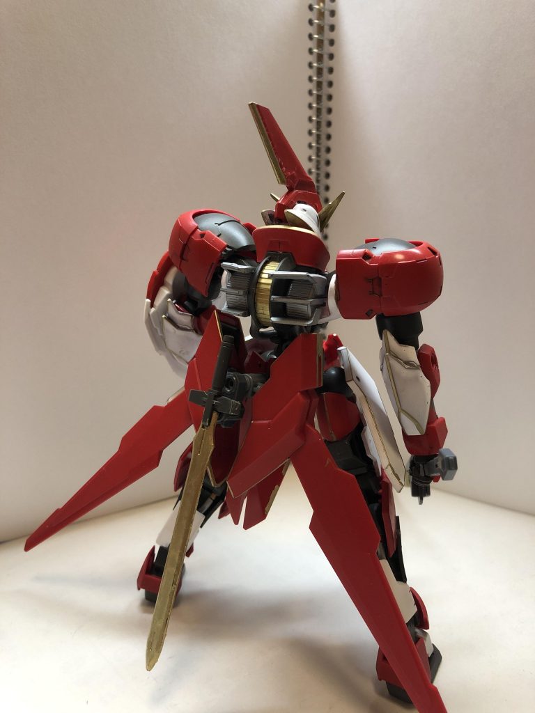 バックから、ダークマターのブレイドがいい感じにシルエット変えてくれてると思います!背後はスラスターとかダクトとか情報量が多くていいですよね〜