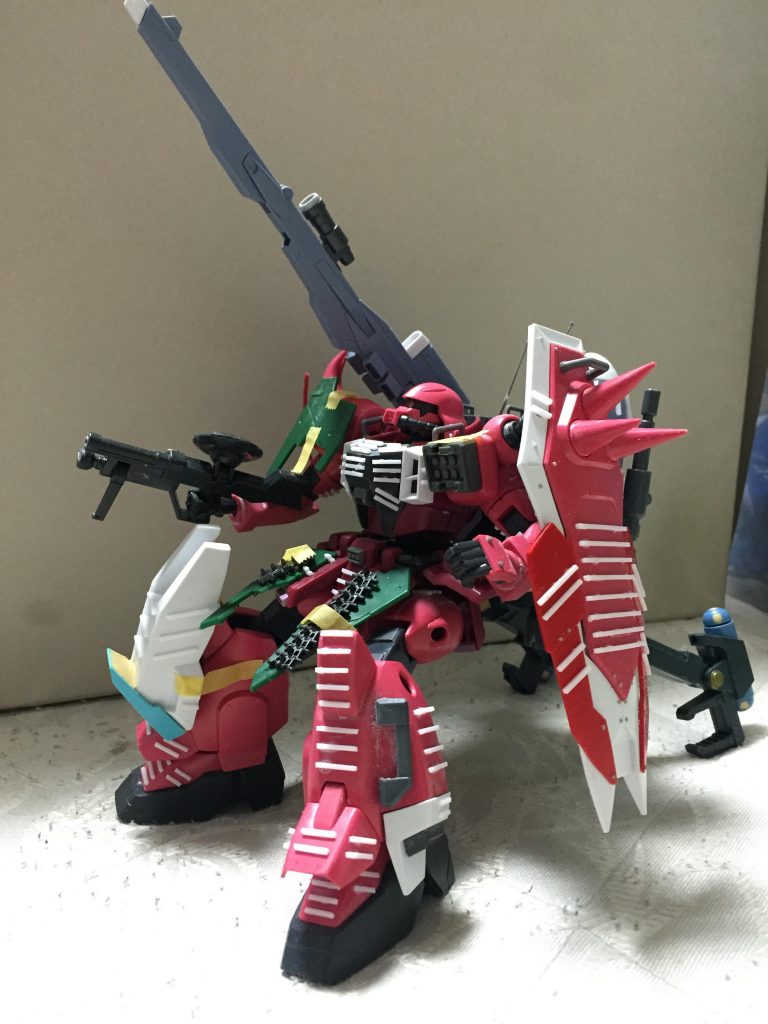 塗装前の写真です。ほとんどガナーザクのままなんです主砲は接続方法はそのままで肩上に展開させてるだけですからねこれ(笑)
あとは見ての通り、ビッグガンの脚パーツやデュナメス、セラヴィー、ez8のパラシュートパックなどを使ってディテールアップしてます。