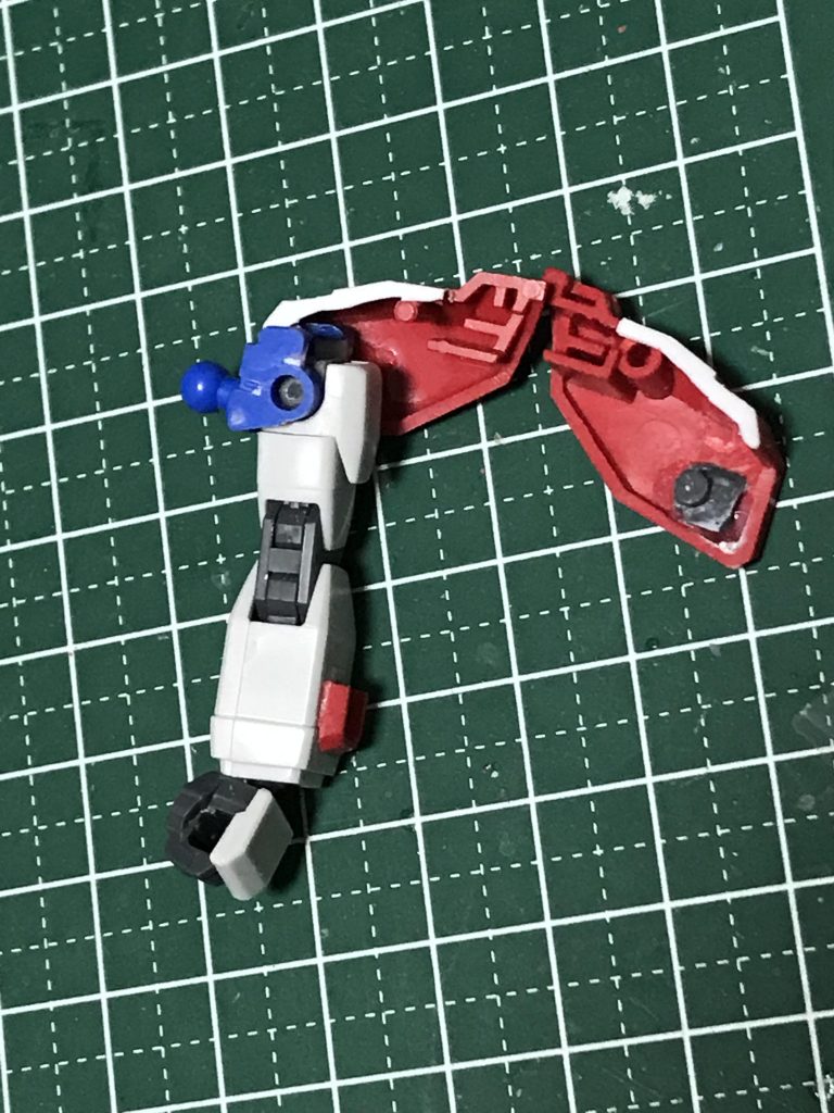 かなり雑ですが、肩はこんな感じ。
PCパーツ用の穴を使って回転させます。