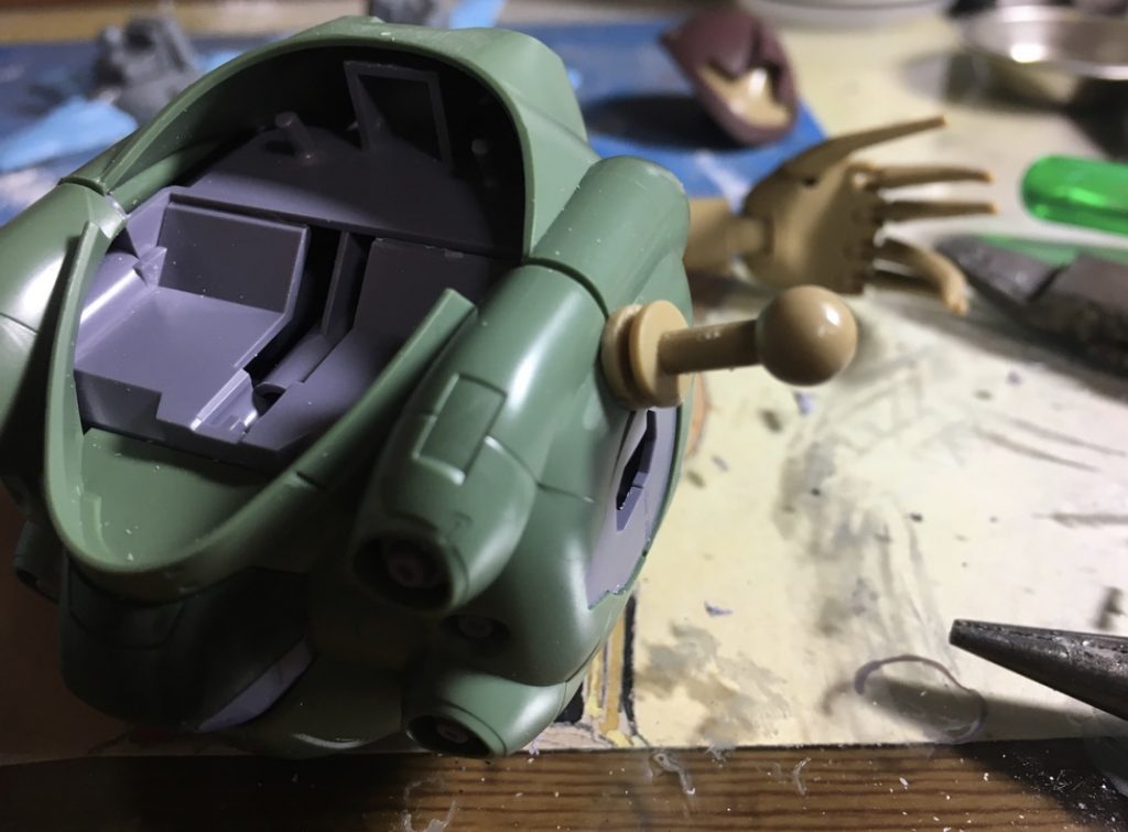 怒り肩にしたかったので肩の付け根より上に穴開けて、ゴッグのフレームを移植。