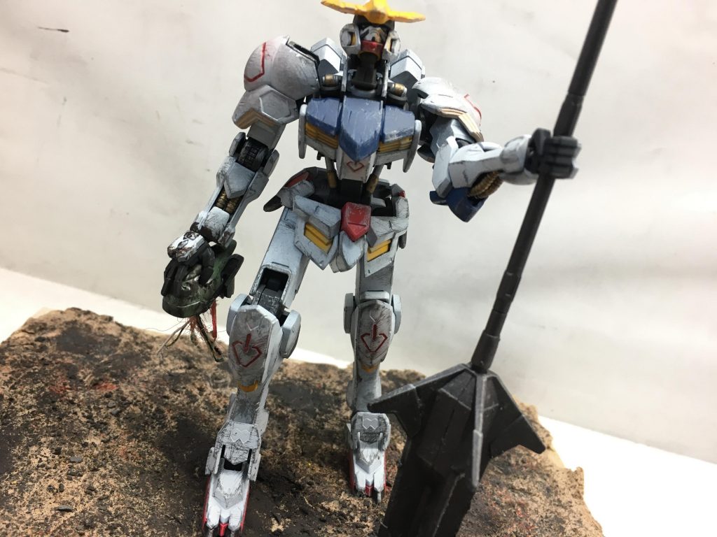 バルバトスはとにかく汚し多め
エッジを粗めのヤスリで削るとそれっぽい