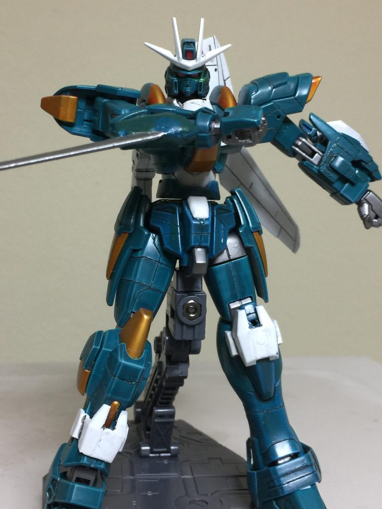 ガンダム・ガイバーⅠ 
高周波ソードを 構える
アピールショット
高周波ソードは マスキングテープを貼り
クレオス スーパーシルバーで 塗装
しました。
バーニングガーターやVアンテナなどは
キャラクターホワイトで 塗装しました。
また 今回 水転写デカールは 特に
貼ることが無いと思い
貼りませんでした。