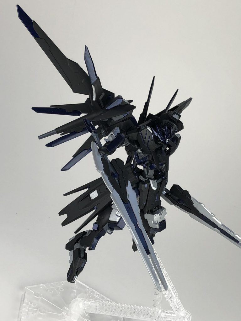 翼展開。腰のバインダーはバーストサーベルを外して、大容量のエネルギータンク兼大型ブースターに特化しています。機体の青いクリスタルからは最大出力時に青い氷を出力します。