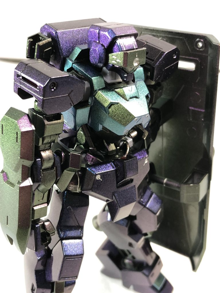 コバルトブルーを使った頭部のカラーなどは見る角度によって青から紫がかった色合いへ…