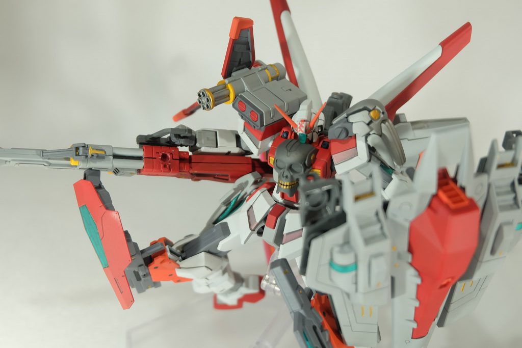 本体後方の補助アームからマウントされる大型シールドにはGNフィールド発生装置が組み込まれており高い防御力を示す。
また、左肩にはIFジェネレータが装備され、防御力に関して高いポテンシャルを示す