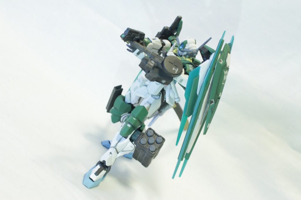 右足にはGNピストル、左足にはミサイルポッドを装着。