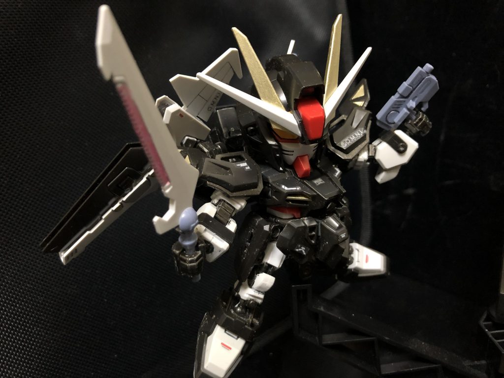 oyz「あーあ、怒られちったよ...。」

スウェン「ロアノーク隊長！シュミレーションさせて頂いた可変機構の件ですが、いくつか問題が確認されました。」
oyz「は？」
スウェン「分析結果です。
① 敵に突入しての殲滅ですが、加速性能がありすぎて僚機から離れてしまう為、一時的に支援を受ける事が出来ず、孤立してしまう。
② 可変を解除した後、可変機構パーツがデットウェイトとなってしまい、機体性能が約8%程低下してしまう。
③ 無理に加速機構を追加し、さらに可変機構によるデットウェイトを背負った結果、バッテリーの消耗を加速させ、機体の活動時間が12%ほど減少してしまう。

以上の点から、ストライクノアールではデメリットが大きく、可変機構は使用しない方がよろしいかと判断致します。」

oyz「えーーー。(´･д･｀)  変形は男の浪漫なのにぃ。」
スウェン「本日は御指導ありがとうございました！」
oyz「あー、ハイ...。可変機構、脱着可能だから、...,よかったら使ってね (´･ω･｀)」


可変型 SD ストライクノアールでしたっ！