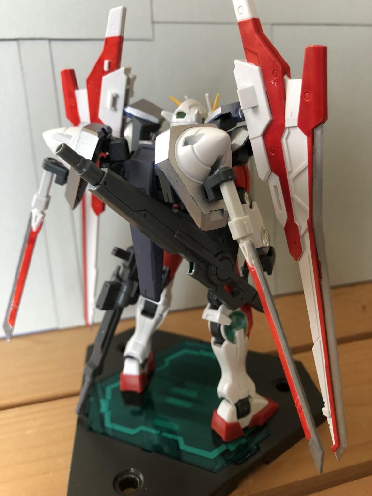 実は元々こんな姿でした。でも動かしてる内にとても扱いづらいことがわかってきたので武装とドライヴを一旦外し、もう一度パーツの位置を考え直した次第です。