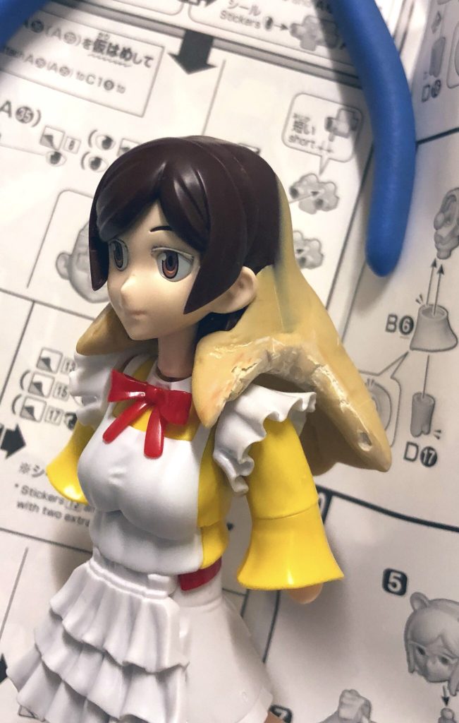 とりあえず固形化したものの、肩と干渉して頭がハマらないので形状加工中。ニッパーでバキバキパテを切り落としていくゴリ押し造形……