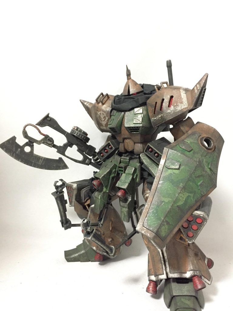 ジオラマに使ったギャンです。ギャンの騎士のイメージから離れるような、ジオン残党感が出るような改造を行いました。肩はゲルググ 、下半身はイフリート改、フロントアーマーは隠し腕付きの物に改造してます。ザクマシンガンは魔改造してヒートホーク付きに。肩には隠し腕を展開した時に使えるドムのヒートサーベルを二本装備してます。