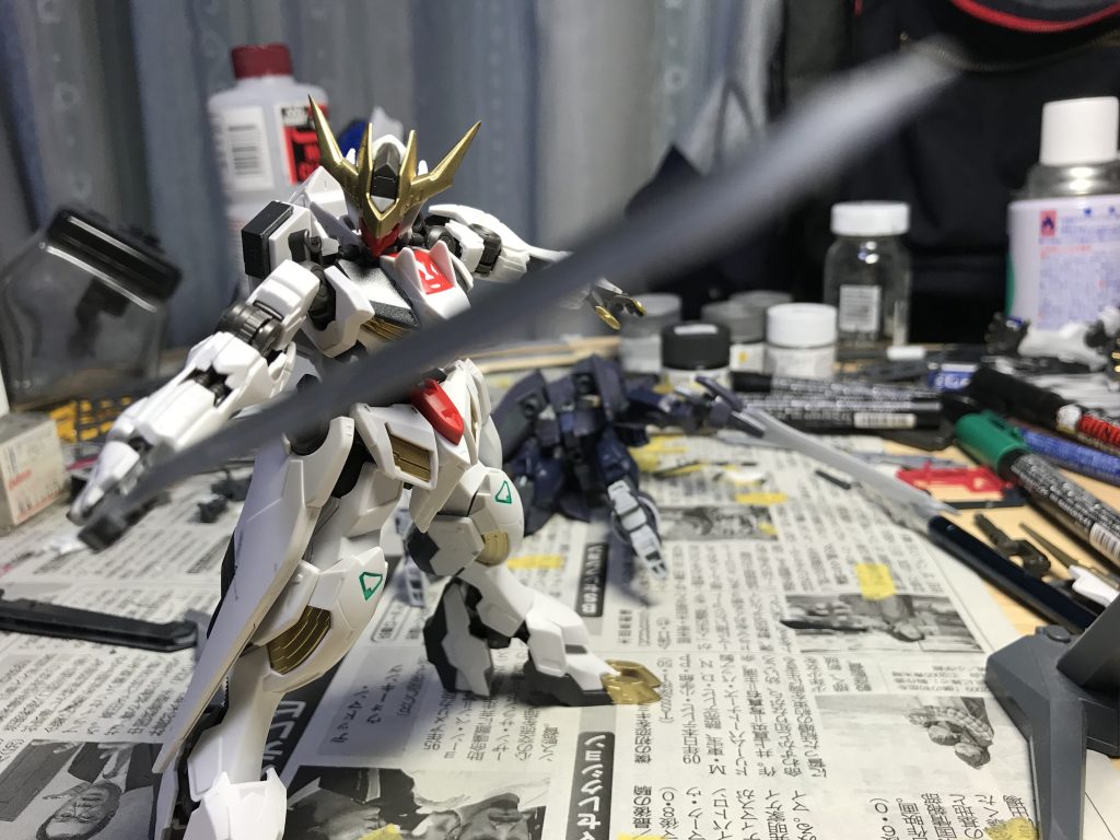 最後にブンドドショットです
「持っている武装を使いまくり、軽量化のために肩アーマーをパージ。最後に太刀で斬り裂いた」の図です。
やられ役は棚に突っ立ってたGサイフォス君です