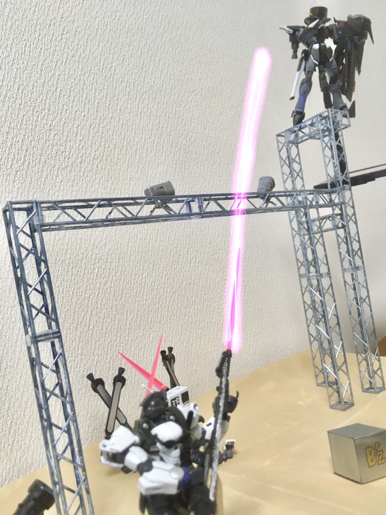 Takのギターヘッドに追加アタッチメントを装着してレーザービームを放ち、愛の幻影に攻撃を当てます。