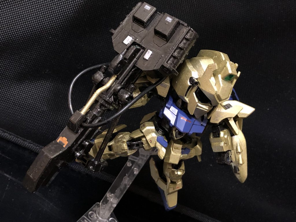 〜エゥーゴ強襲巡洋艦アーガマ〜

クワトロ「ただ今戻った。」
カミーユ「どこ行ってたんですか？クワトロ大尉。」
クワトロ「ふむ。私の百式をゼータの様に可変式へと改造したのだよ。」
カミーユ「ええ！？可変式にですか！で、何処にあるんです？百式は？」
クワトロ「おかしな事を言う、カミーユ。目の前にあるではないか？」
カミーユ「大尉こそ変ですよ。コレは百式じゃないじゃないですか。」
クワトロ「？どうゆう事かね？カミーユ。」
カミーユ「コレの何処が百式だって言うんですか、大尉は？！」
クワトロ「なに？！コレが百式じゃないと言うのか、カミーユ。」
カミーユ「そう、違いますよ、大尉！よく見てください！」
クワトロ「？？ どう見ても百式だが。まず色が金色であるし...。」
カミーユ「大尉！！今、MSの違いを見つけるのに、機体の色から判断しませんでしたか？」
クワトロ「何！？他に違いがあるというのか...！？ん？まさか...！？」