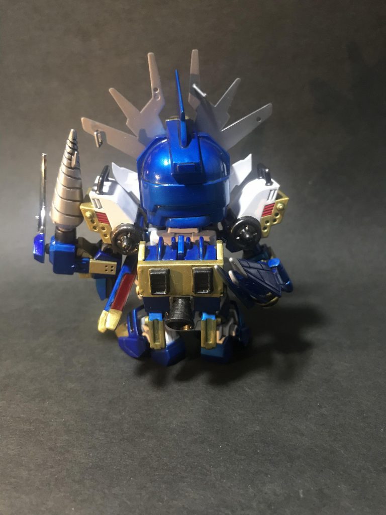 背面。
組む前はグリグリ動く事を目標にしましたが、コアランダーと両腕の追加装備がある事からほぼ稼働は出来なくなりました 笑 
カラーリングは取説のマンガで爆流頑駄無が倒れるシーンから想像してます。