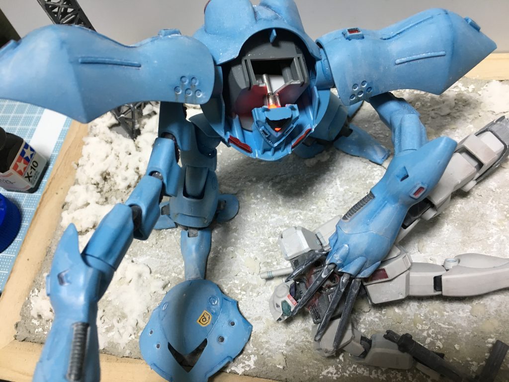 ミライトでモノアイは発光できるようにしています。頭部は容易に外せるようにしていて、ミライトの取り付け取り外しができるようになっています。