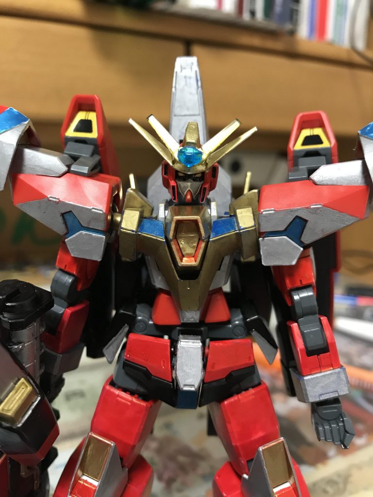 地味にこだわったのが頭部。
元ネタの豪華なアンテナを再現すべく、
AGE2のアンテナ+ビギニング30にて余る
ノーマルビギニングのビームアンテナ+
シアクアンタに付属するトランジェントの
クリスタルまで投入することになった。
実はこう見えてジャンクの集合体なのだ。