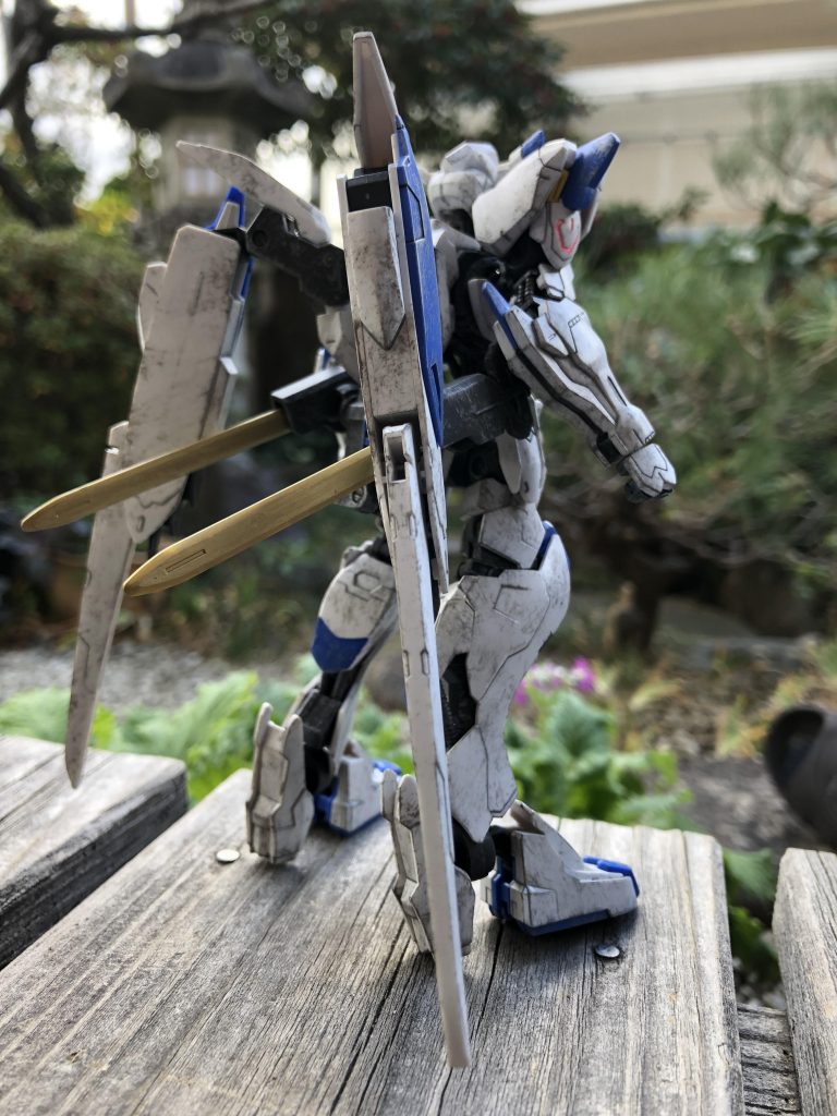 目の部分だけシールを使いそれ以外はガンダムマーカーで部分塗装