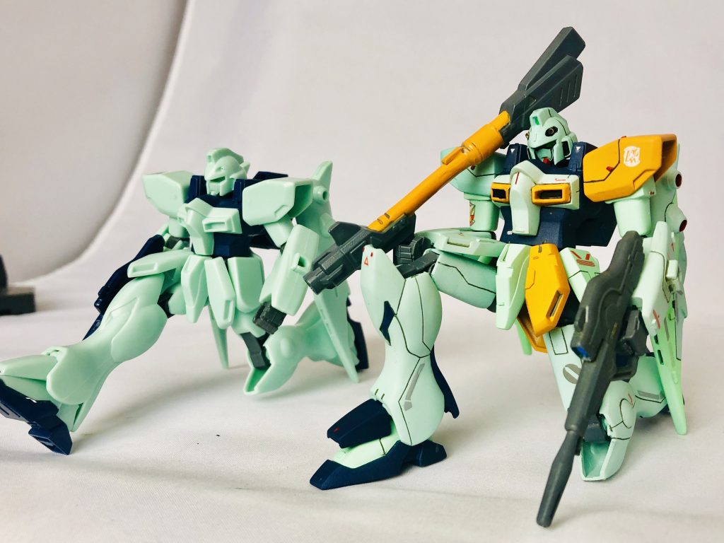 素組み状態との比較②
膝は大腿部のスクラッチと付属のポリキャップの加工で二重関節にしたので、膝立ちも可能に。
素組み状態だと全くそれらしく立てないのです。