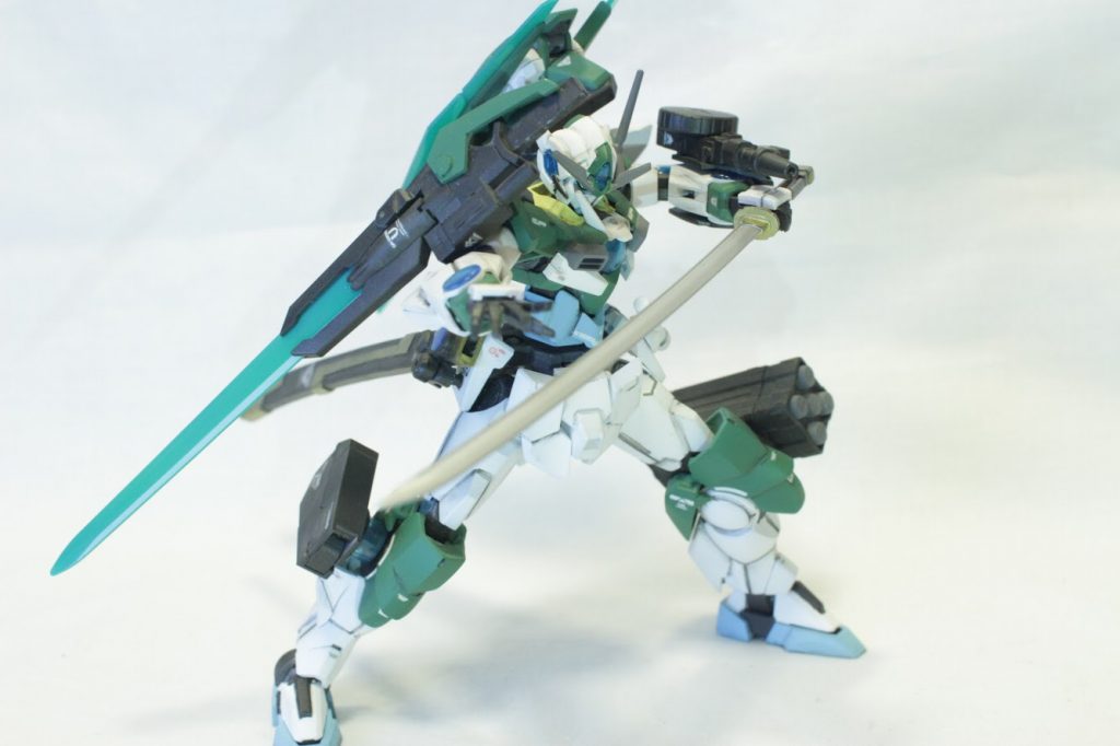 ヒロイック系のダブルオークアンタにザクマシンガンやミサイルポッドなど、作品の枠にとらわれず様々な武装を持たせています。