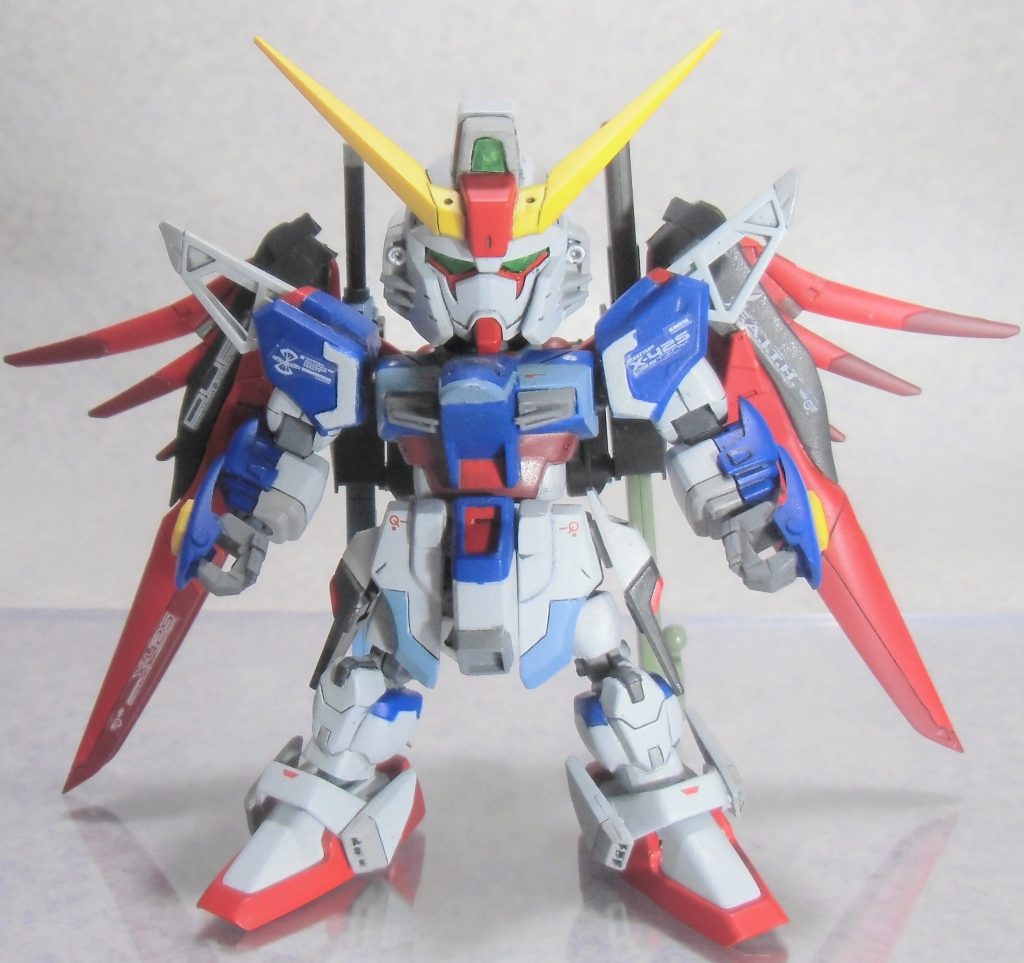 全身です。ベースはEXスタンダード、腕や体はBB戦士、足にはCSフレームを使用し、武装、羽、スカートアーマーにはHGデスティニーガンダムを使用しています。
また、インパルスガンダムの発展形であることを強調したいと思い、インパルスガンダムのパーツや意匠を少し盛り込んでいます。